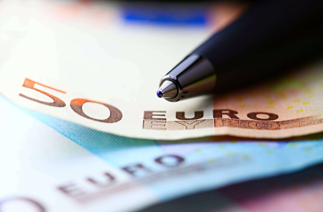 BNR anunță o cotație de peste 5,26 lei/euro, pe fondul incertitudinilor politice