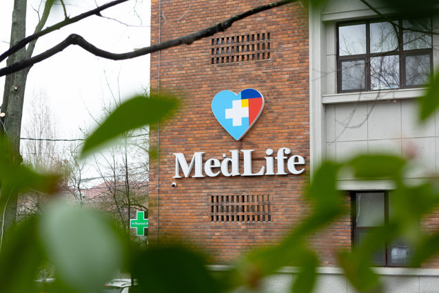 Bursă. MedLife şi-a bugetat afaceri de 3,5 mld. lei pentru 2026 şi vrea un profit net de 36 mil. lei după ce anul trecut a închis pe pierdere. Compania are o capitalizare de 6,2 mld. lei