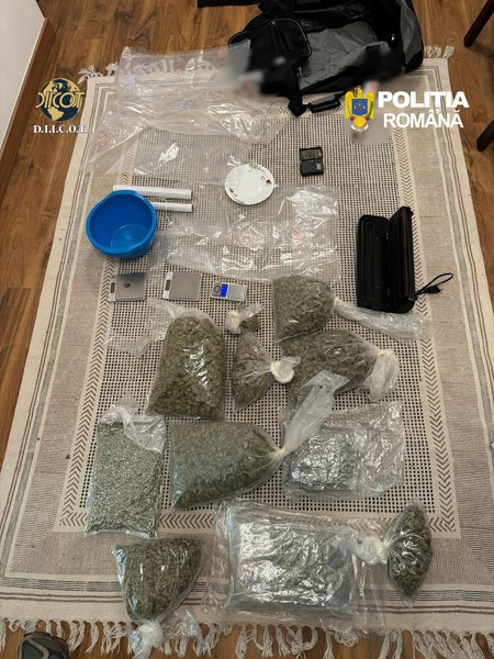 Captură de droguri pe Autostrada Soarelui. Peste 11 kilograme de canabis, descoperite asupra unui tânăr care urma să le vândă pe litoral