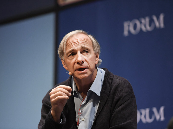 Ce putem învăţa din cartea ”Cum dau ţările faliment”, a lui Ray Dalio, supranumit  ”Steve Jobs al investiţiilor”... Ce impact are actuala criză politică pentru finanţele ţării?