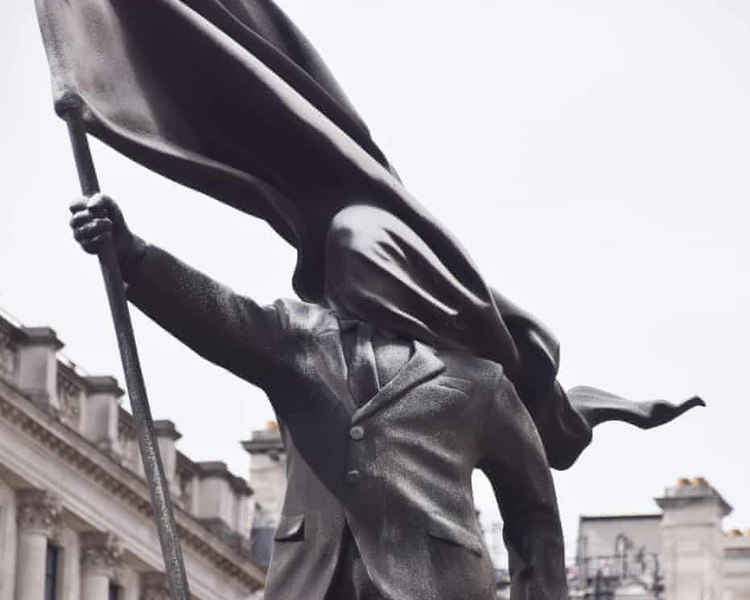 Cine este Bansky, enigmaticul artist care și-a lăsat semnătura pe o statuie uriașă apărută peste noapte în centrul Londrei