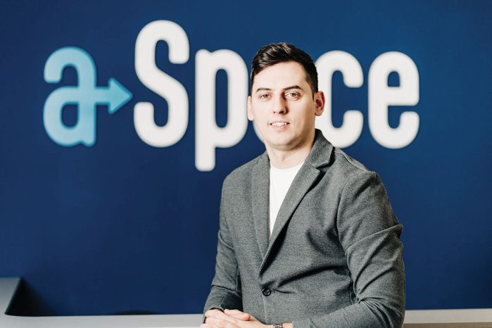Cine este Bogdan Mariniuc, 36 de ani, cofondator aSpace Coworking: În cultura americană, eşti încurajat să încerci, să greşeşti, să te ridici şi să continui. La noi, în schimb, dacă ai dat-o serios în bară, eşti rapid etichetat drept „praf” şi mulţi aleg să nu mai facă business cu tine