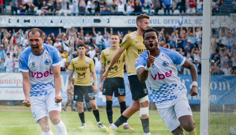 Corvinul Hunedoara revine în prima ligă după 34 de ani: promovare istorică