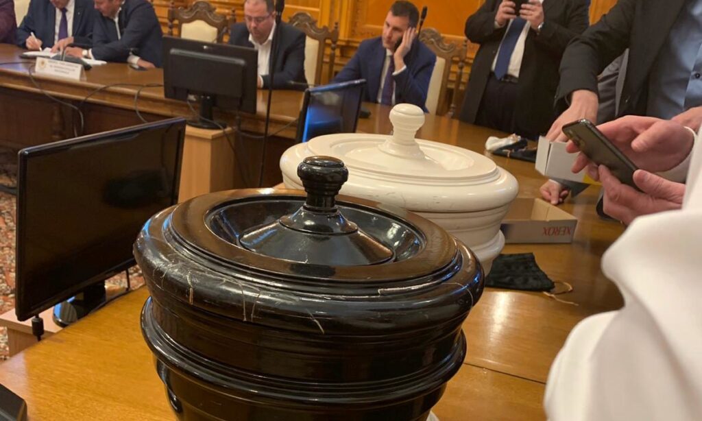 Cristian Ghinea (USR): Doi parlamentari au înlocuit bilele de vot cu mărgele