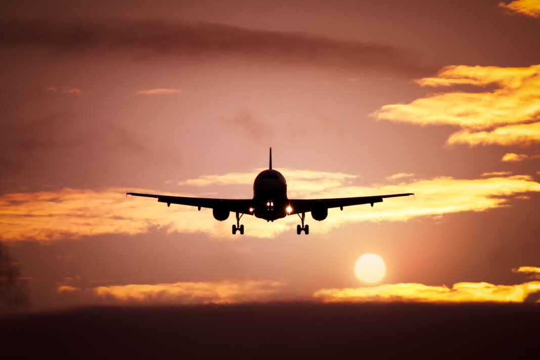 Criza combustibilului produce un șoc pe piața aviatică: Companiile cresc tarifele și anulează curse