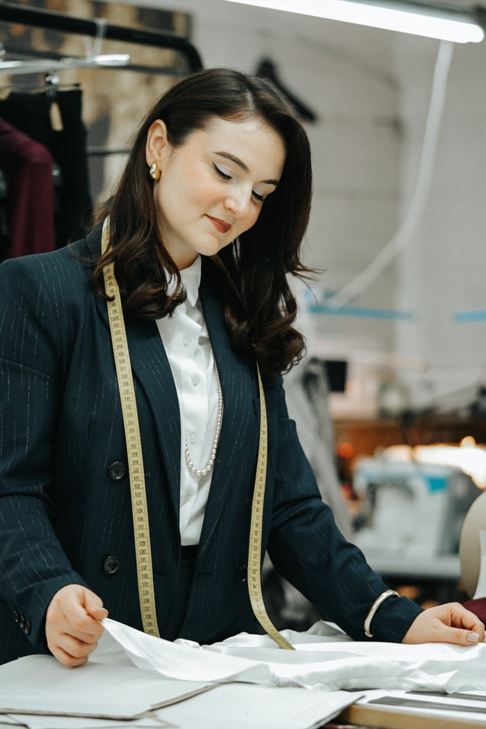 Cum a construit un inginer software din Cluj un brand de modă cu mătase drept semnătură, ajuns din România până în Spania şi purtat de vedete internaţionale