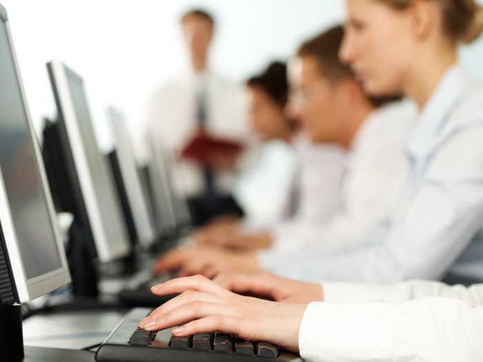 Cum se vede piaţa de IT în cifrele pe 2025 ale peste 10.000 de firme de software: companiile mici, cu afaceri sub 1 mil. euro, au restructurat mai puternic personalul. Datele agregate pentru cele 10.254 de firme de soft arată că sectorul de programare a avut afaceri mai mari cu 9% şi un profit net în creştere cu 15%