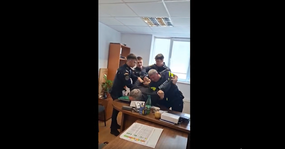 Director din Garda Forestieră București, scos în cătușe din instituție. Rise Project publică imagini video