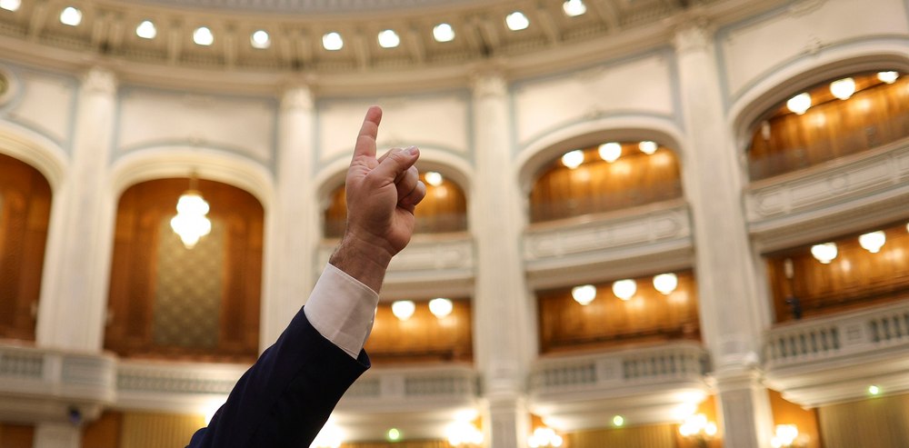 Doi parlamentari au băgat mărgele în urne la votul pe moțiune: „S-au prefăcut că votează”