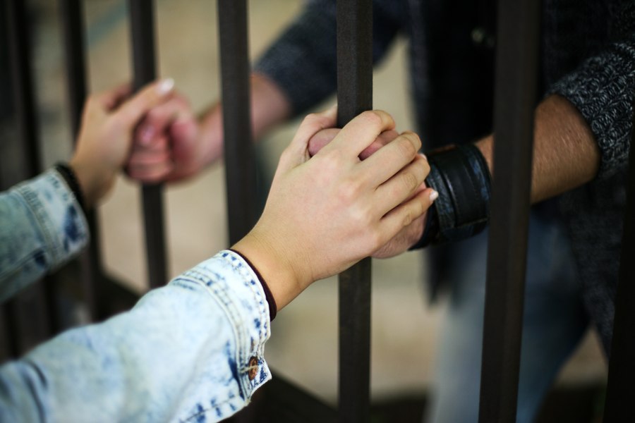 Doi polițiști din Capitală, reținuți pentru mită după un flagrant. Cum și-au împărțit șpaga