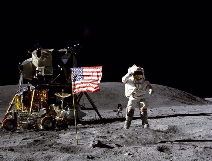 Dosare OZN declasificate de Trump. Ce au văzut astronauţii Apollo pe Lună
