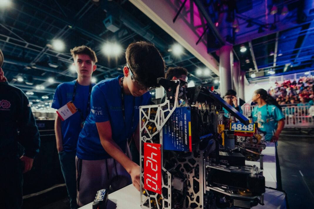 Echipa de robotică „Velocity” a Colegiului „Gh. M. Murgoci” din Brăila a câştigat Campionatul Mondial FIRST Tech Challenge, în America