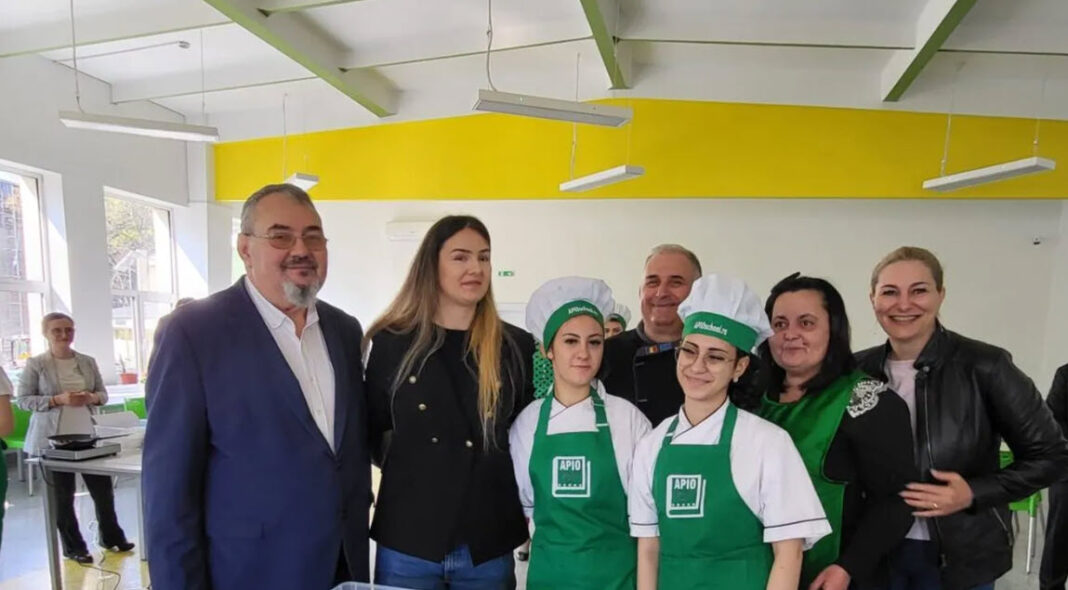Educație duală în gastronomie prin programul APIO / Prof. Carlo Dragomir: „Așa poți combate abandonul școlar și exodul tinerilor”
