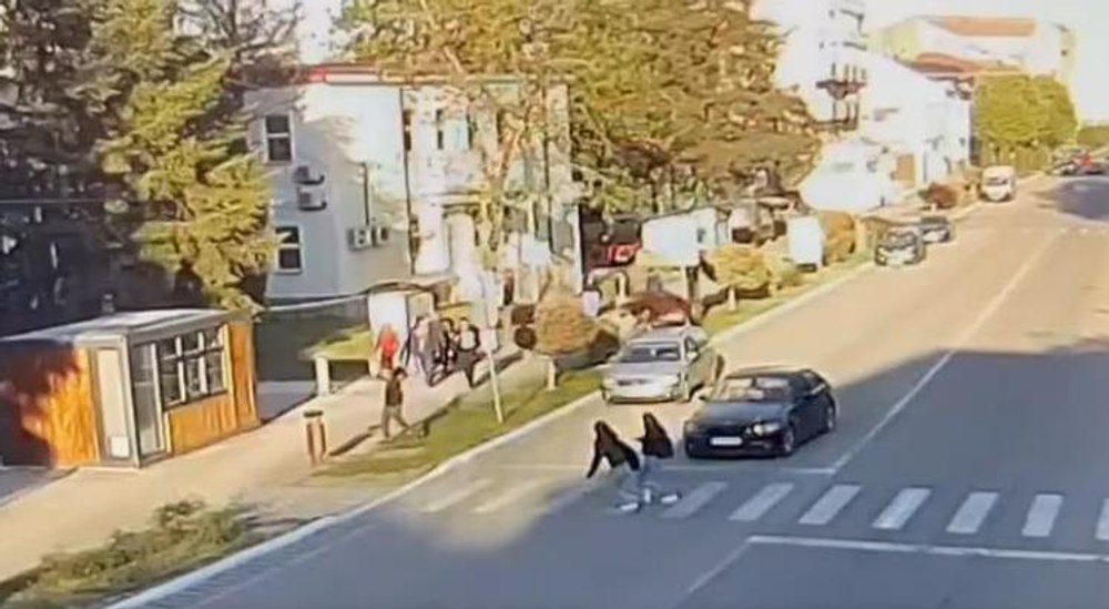 Elevă lovită pe trecerea de pietoni, în fața liceului: imagini cu impact emoțional