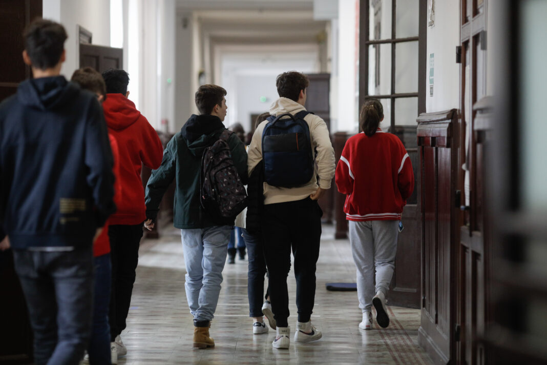 Elevii din România, tot mai obosiți: programul zilnic ajunge la 10 ore de școală și teme
