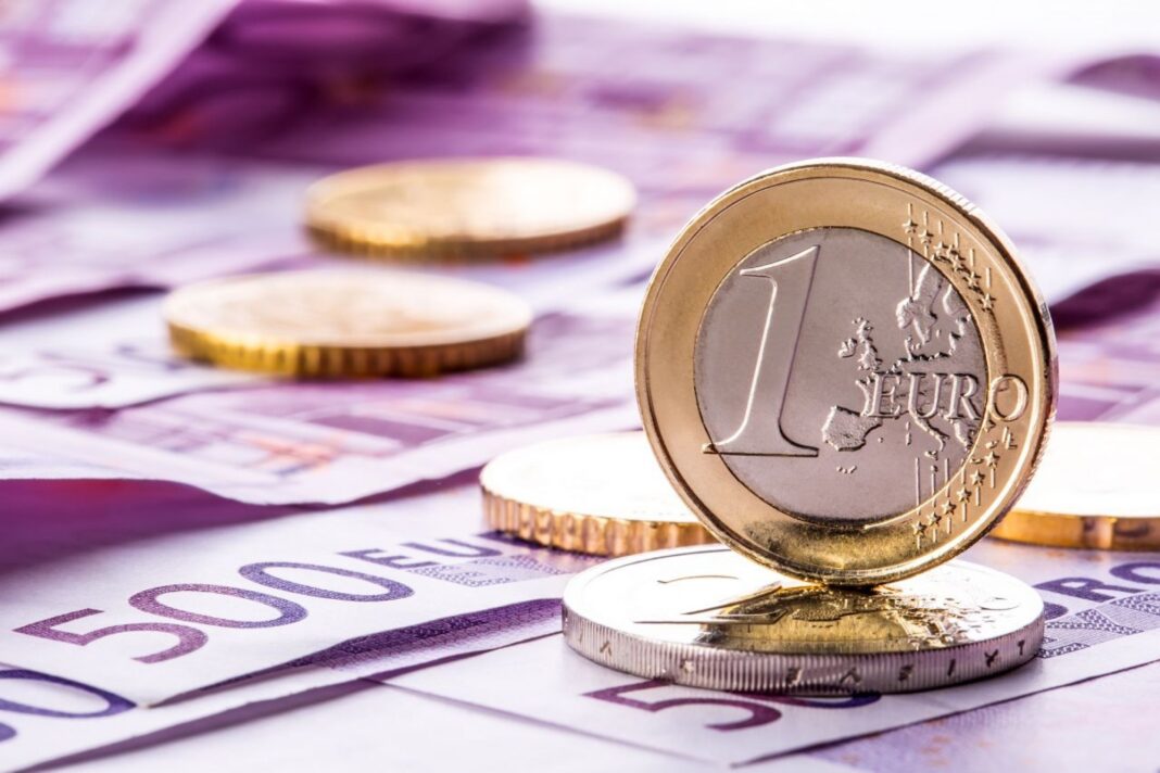 Euro a depășit pragul de 5,2 lei pe interbancar, un nou record pe fondul crizei politice