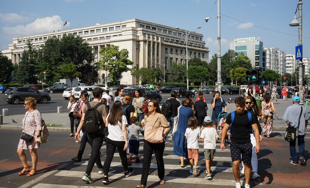 „Fără relații nu ajungi departe”: ce arată un studiu INSCOP despre români