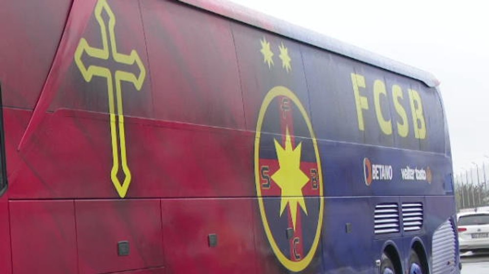 FCSB cumpără pentru fotbaliști săi un „balaur” pe roți. În spate are o masă pentru jocul de cărți