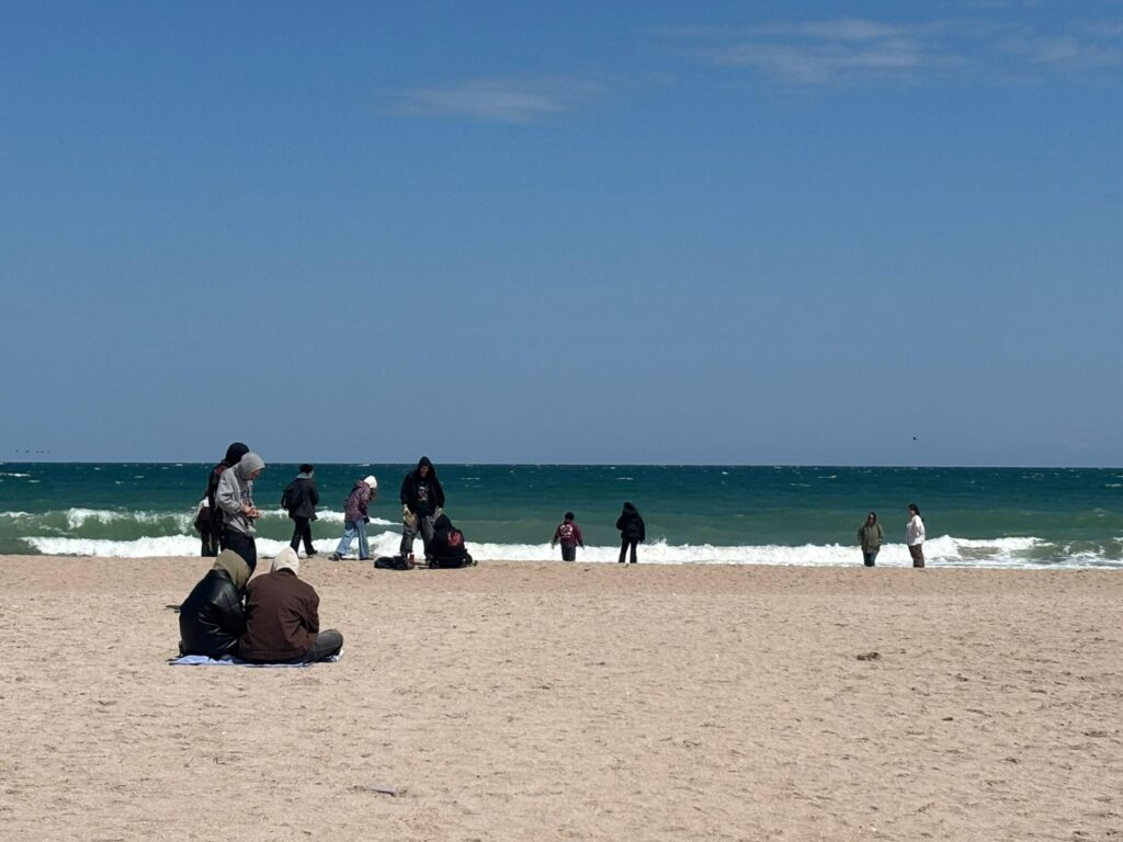 FOTO & VIDEO | 1 Mai 2026 în Vama Veche: cum arată plaja în cea mai aglomerată stațiune, ce spun turiștii care au sosit aici și care sunt prețurile