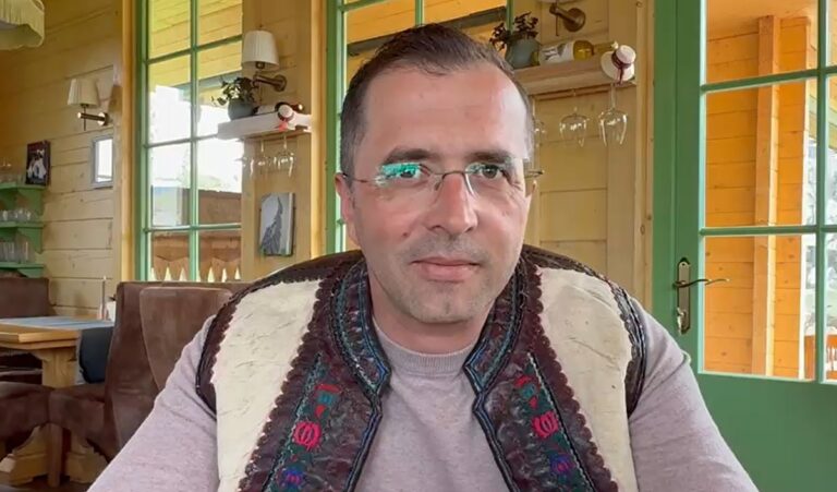 FOTO-VIDEO | A lăsat corporația și s-a întors acasă, în Maramureș, unde a deschis o pensiune și un restaurant / Povestea lui Ionuț Șimon, care a schimbat laptopul pe pieptar și ședințele pe gustul copilăriei: „Părinții au vrut să mă facă domn”