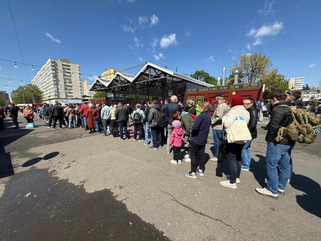 FOTO-VIDEO | Cozi uriașe la mici, de 1 Mai, în Piața Obor. Oamenii așteaptă zeci de minute pentru o porție / Un mic se vinde cu 6 lei, iar pentru extra-muștar se plătește 2 lei