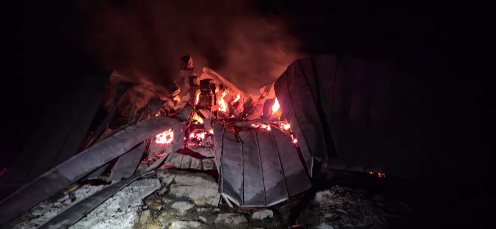 FOTO&VIDEO | Cabana Gențiana din Masivul Retezat a ars complet în noaptea de vineri spre sâmbătă în incendiu. Pompierii au mers aproape trei ore pe jos până la intervenție