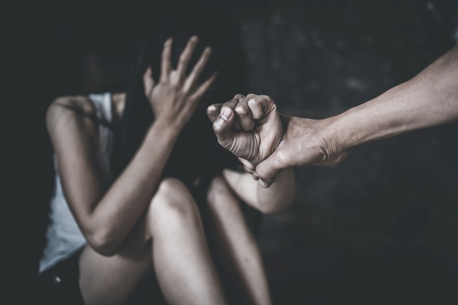 Gest șocant în Gorj: o fată de 17 ani a fost înjunghiată de iubitul ei, coleg de clasă