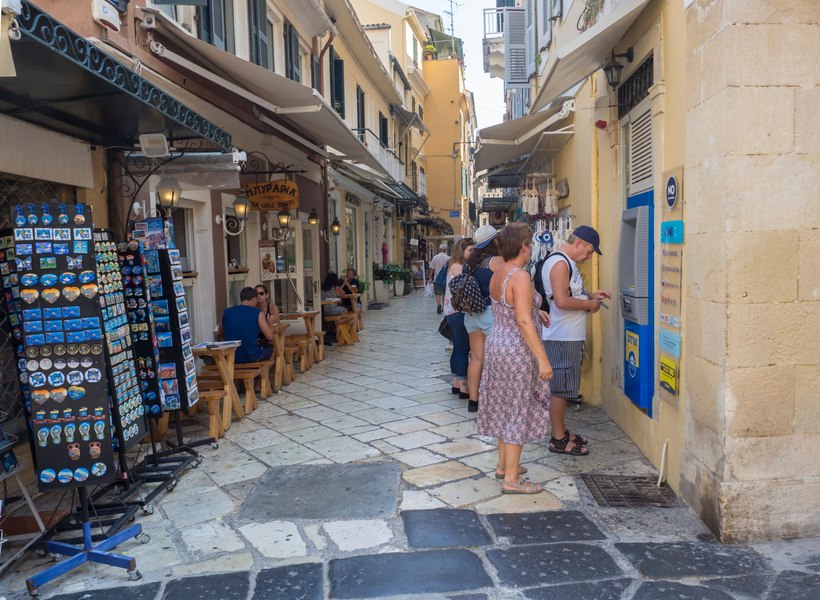 Grecia limitează plățile în numerar la 500 de euro. Ce amenzi riscă cei care încalcă regula