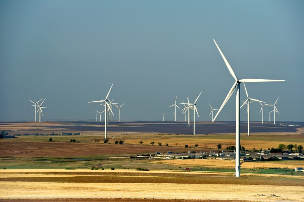 Guvernul permite utilizarea terenurilor degradate pentru proiecte de energie regenerabilă