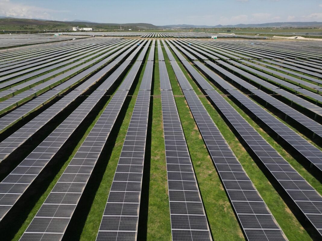 În Târgoviște va fi realizat cu fonduri europene un parc fotovoltaic în valoare de peste 19 milioane de lei / Va fi asigurată independența energetică pentru Instituţiile administrate de primărie, inclusiv şcolile şi grădiniţele din oraş, dar şi iluminatul public