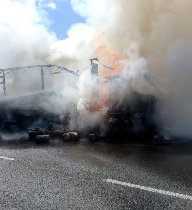 Incendiu la un autotren care transporta butelii goale, pe DN 6, între localităţile Armeniş şi Teregova