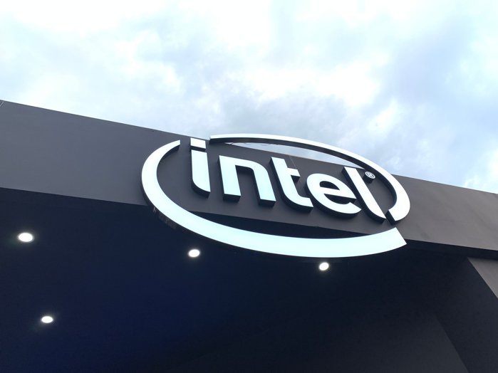 Intel continuă raliul pe bursă: +14% într-o zi, pe fondul discuţiilor cu Apple pentru producţia de cipuri în SUA. Luna trecută, acţiunile Intel au urcat cu 114%, cea mai bună performanţă lunară din istoria de 55 de ani a companiei