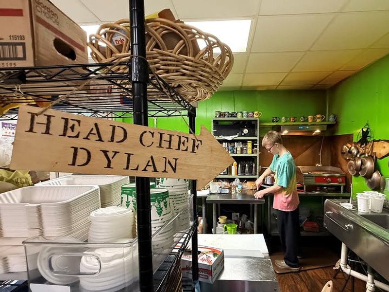 La 18 ani, a cumpărat un restaurant și îl conduce singur. Povestea impresionantă a unui adolescent din Michigan