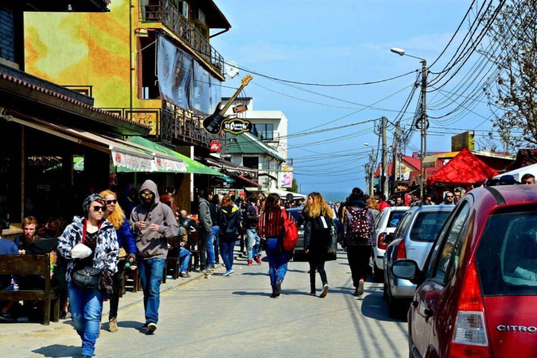 Litoralul, plin de turiști de 1 Mai: petreceri până în zori în Vama Veche și Mamaia, în ciuda frigului