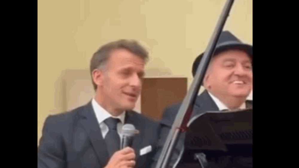 Macron a cântat live în timpul unei cine de stat la Erevan. Președintele francez, acompaniat la tobe de premierul Armeniei