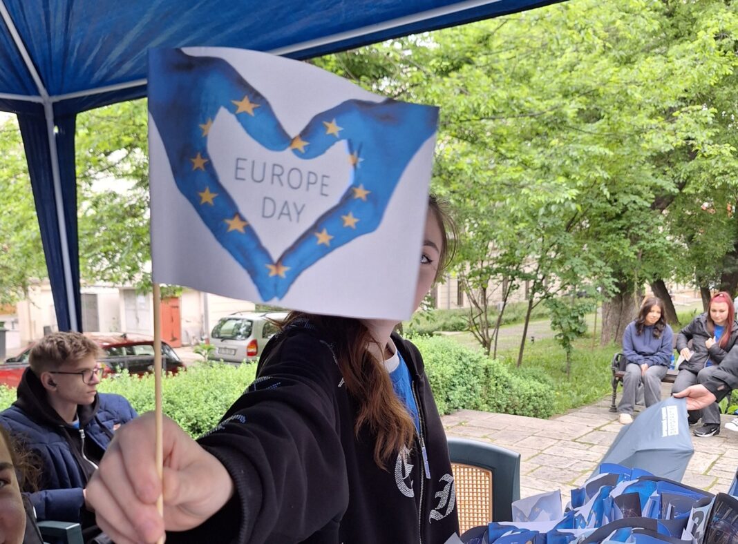 Marș pro-european în București, pe fondul incertitudinii politice, sub sloganul „Un singur drum – Europa”. Participanții vor merge de la Piața Universității la Piața Victoriei