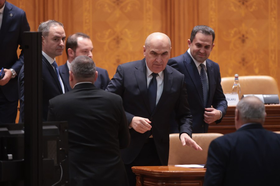 Marți, „Ziua Z” pentru Guvernul Bolojan. Moțiunea de cenzură se joacă la doar două voturi distanță. Ce urmează pentru România