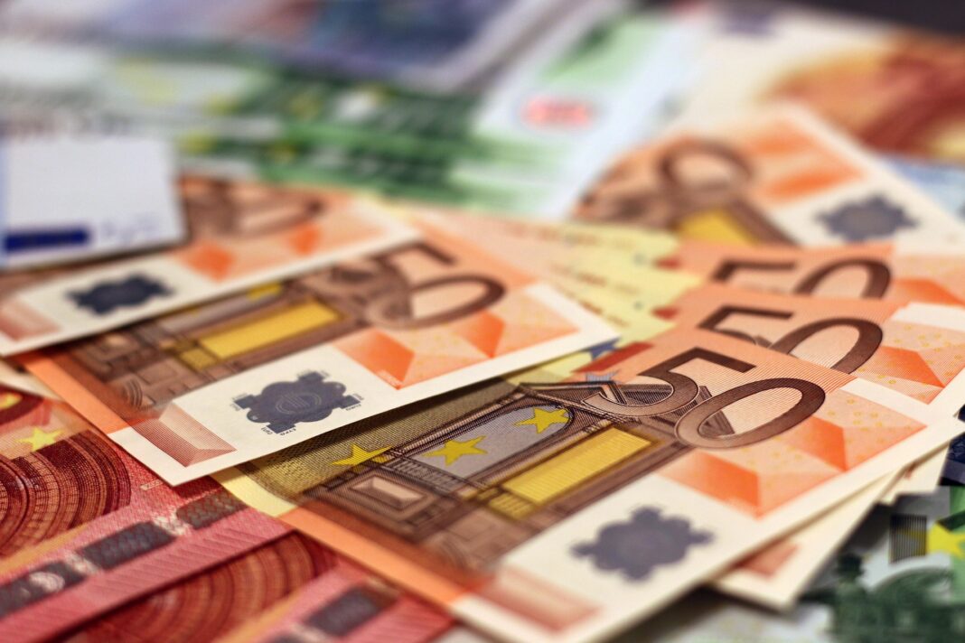 Ministrul Finanțelor: Instabilitatea politică împinge leul la minim istoric / Investitorii și agențiile de rating se uită dacă România își menține disciplina fiscală