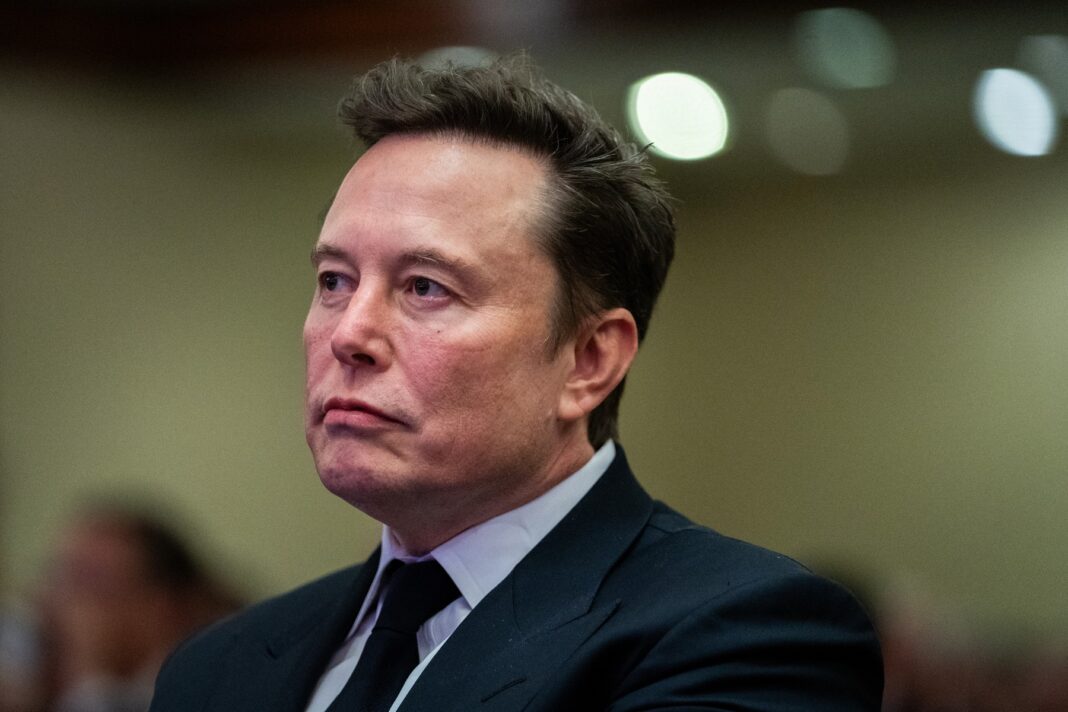 Musk recunoaște că xAI a folosit modele de la OpenAI pentru a antrena chatbotul Grok
