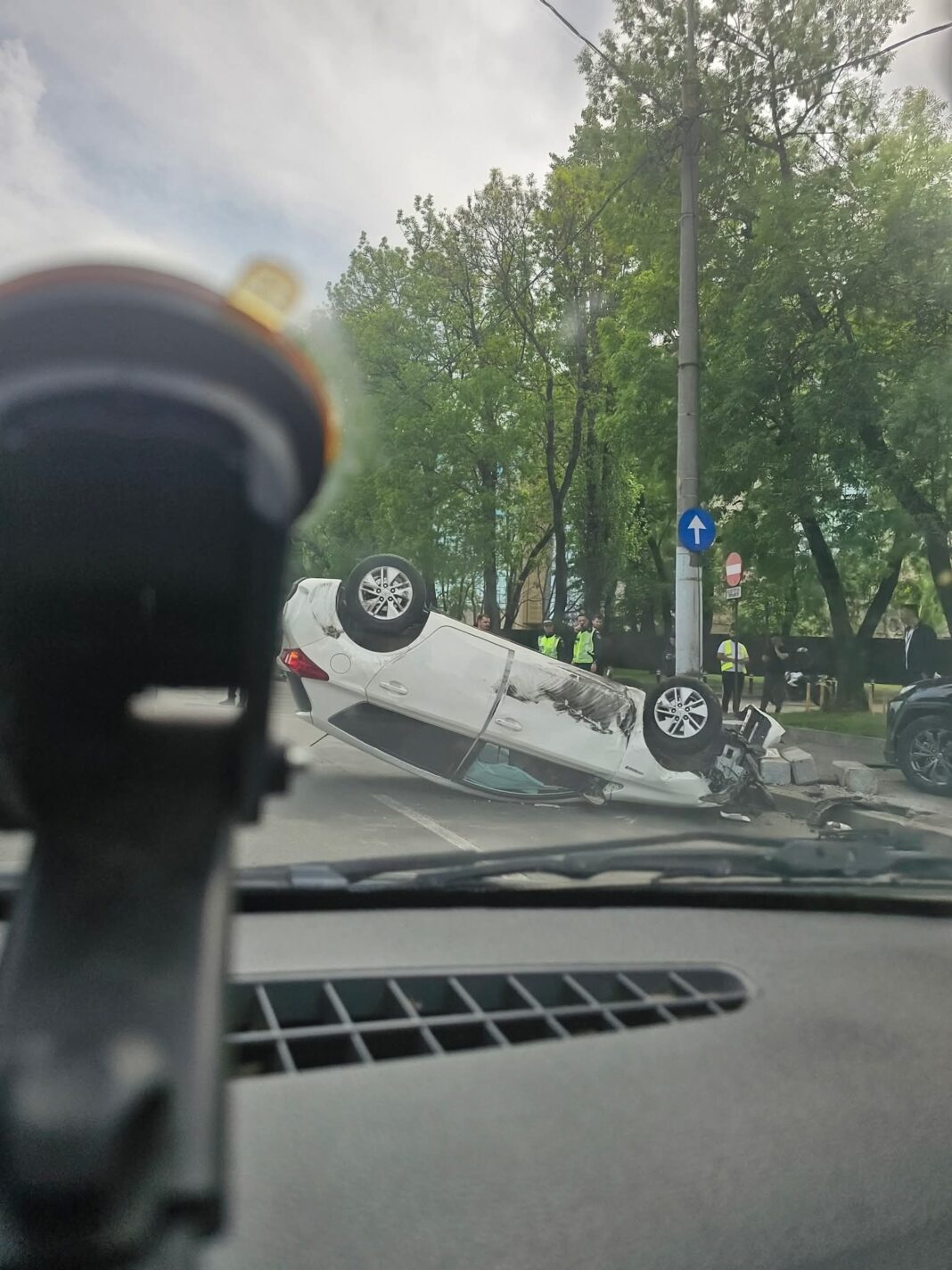 NEWS.ro: Accident cu trei maşini în Sectorul 6 / Unul dintre vehicule s-a răsturnat pe plafon, o femeie fiind rănită / Una dintre maşini, implicată anterior în alt eveniment rutier - FOTO