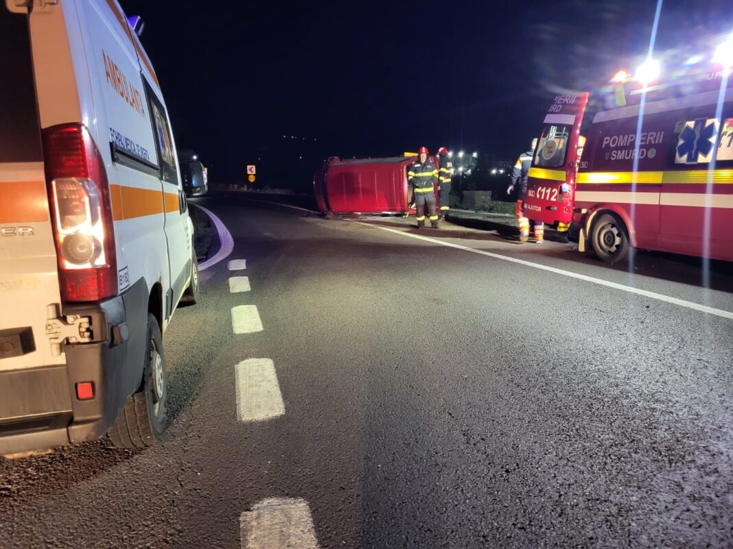 NEWS.ro: Accident pe DN 7, în judeţul Vâlcea – Un bărbat şi trei copii, transportaţi la spital, după ce o autoutilitară s-a răsturnat - FOTO