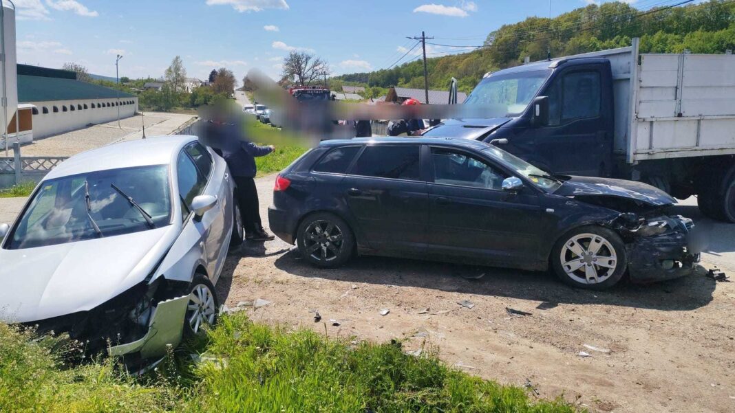 NEWS.ro: Argeş - Două persoane au fost rănite în urma unui accident în care au fost implicate două autoturisme şi o autoutilitară / Sunt înregistrate scurgeri de combustibil - FOTO