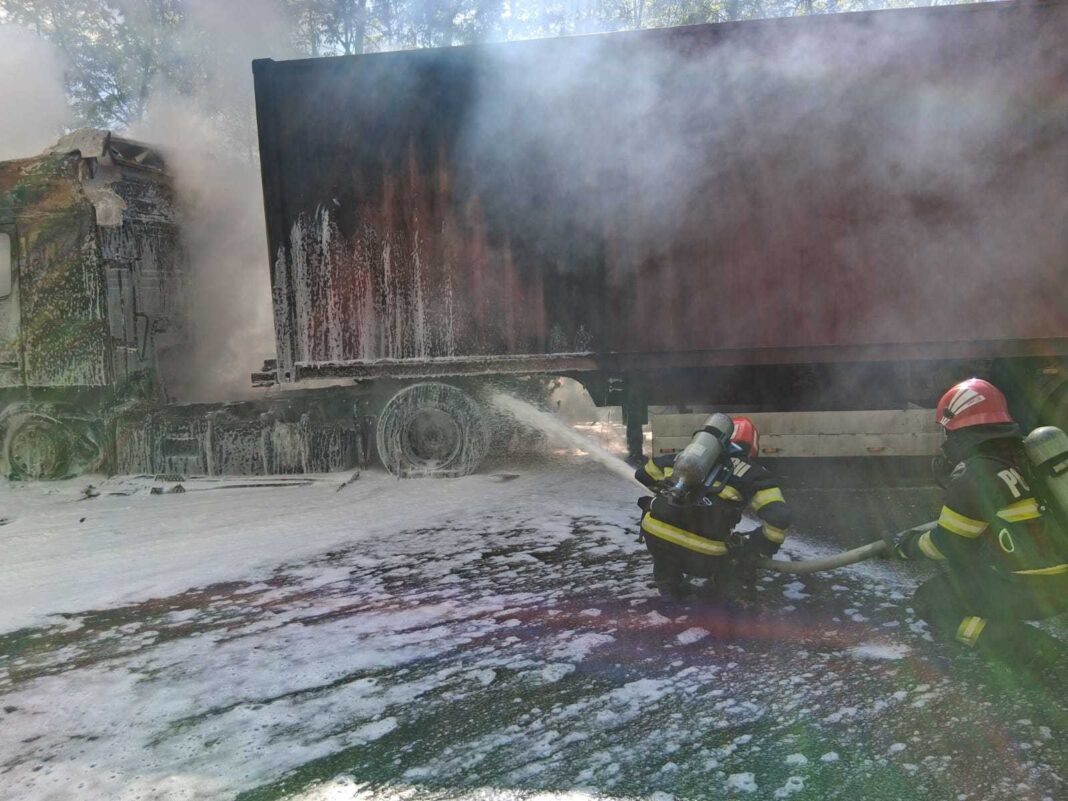 NEWS.ro: Autovehicul încărcat cu două tone de hârtie, în flăcări pe DN 7/ Traficul rutier, întrerupt temporar/ Pompierii au stins focul, însă cabina camionului şi hârtia au ars complet, iar semiremorca în proporţie de 50%/ Şoferul a inhalat fum - FOTO VIDEO