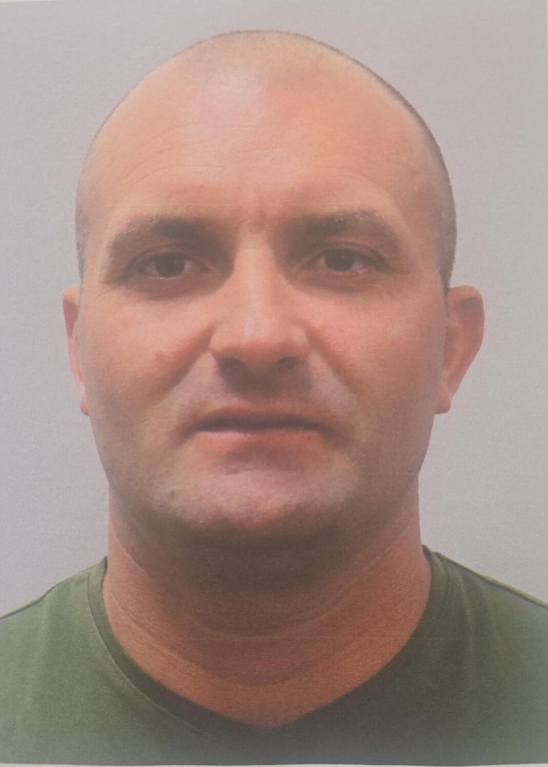 NEWS.ro: Bihor: Amplă operaţiune de căutare a bărbatului suspectat că a ucis-o pe fata de 18 ani / Anchetatorii au publicat fotografia suspectului / Are 39 de ani şi este căutat cu sprijinul câinilor de urmă, al dronelor şi al unui elicopter