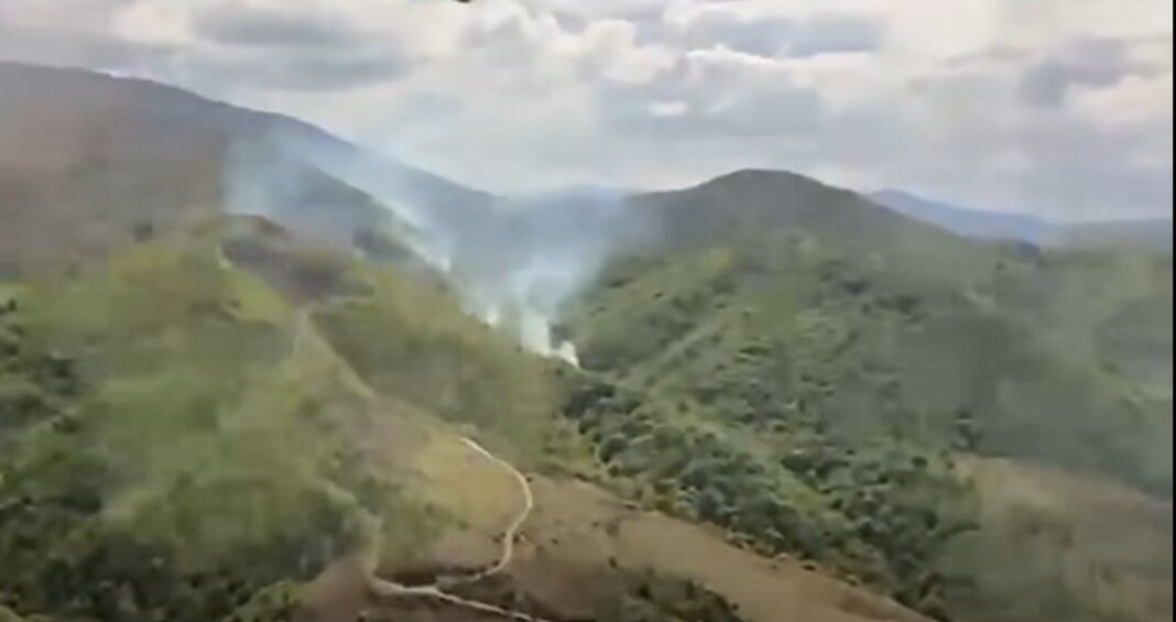 NEWS.ro: Caraş Severin: Incendiu vegetaţie uscată şi păşune împădurită, în comuna Slatina-Timiş, într-o zonă greu accesibilă. Intervin zeci de pompieri, dar şi un elicopter dotat cu sistem de stingere  - FOTO, VIDEO