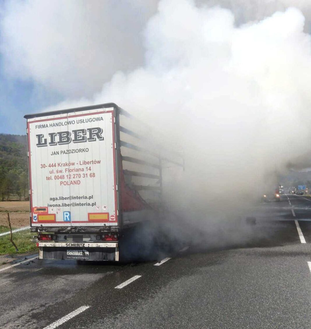 NEWS.ro: Caraş Severin - Un autotren a luat foc pe DN 6, între Armeniş şi Teregova - FOTO