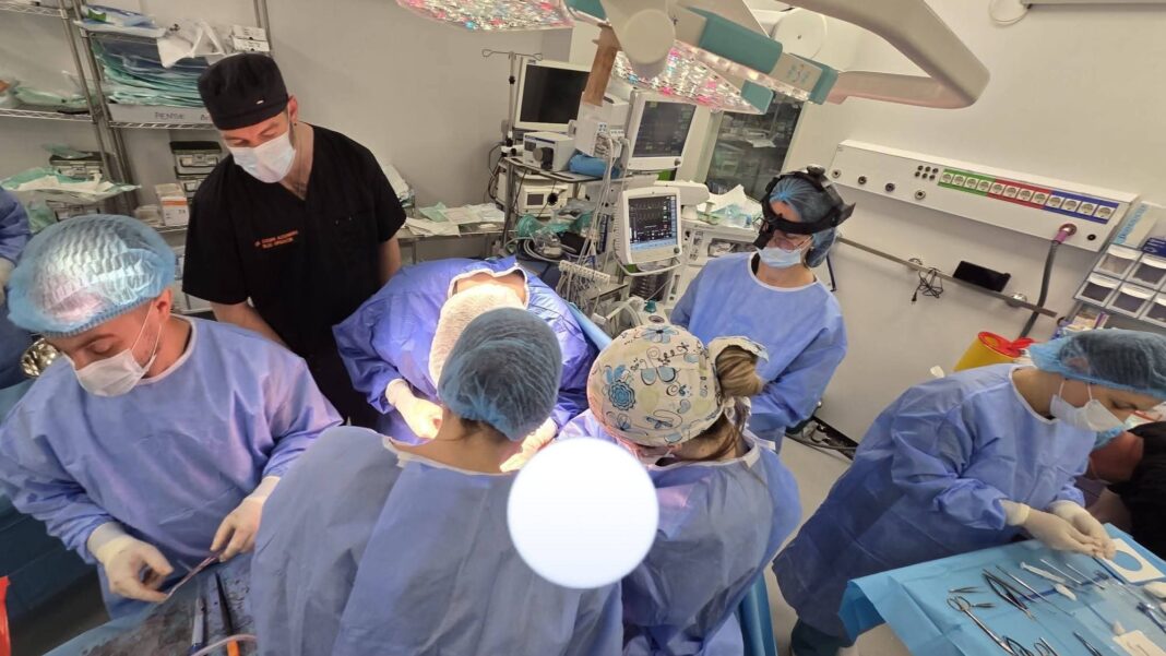 NEWS.ro: Cel puţin şase vieţi salvate, datorită „gestului de umanitate şi curaj” al familiilor a doi pacienţi în moarte cerebrală de a le dona organele/ Intervenţia de prelevare, la SCJU Bistriţa/ Organele, transportate la Cluj şi Bucureşti