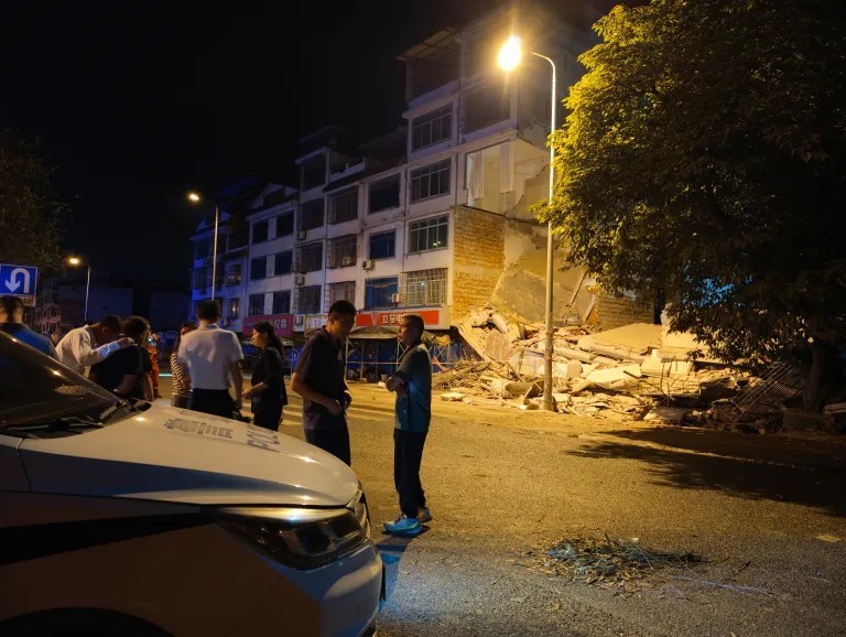 NEWS.ro: China - Doi morţi şi mii de persoane evacuate în urma unui cutremur în sudul ţării. Mai multe clădiri s-au prăbuşit