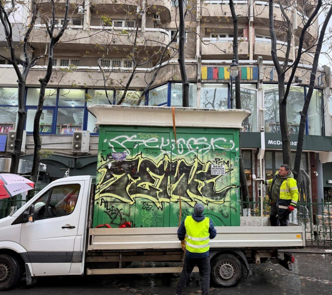 NEWS.ro: Chioşc „uitat” 20 de ani pe Magheru, principalul bulevard al Capitalei, ridicat de Poliţia locală şi Administraţia Străzilor: Sub el era o mizerie cruntă, dar zona a fost curăţată - FOTO