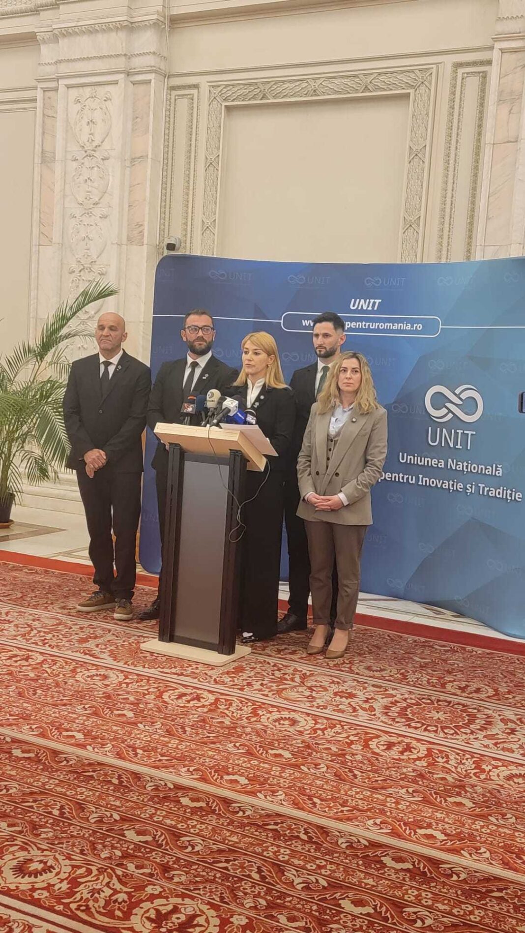 NEWS.ro: Cinci parlamentari ”UNIT”, care s-au rupt din grupul parlamentar POT, anunţă că nu vor vota moţiunea de cenzură împotriva Guvernului Bolojan, deşi au semnat-o, iniţial